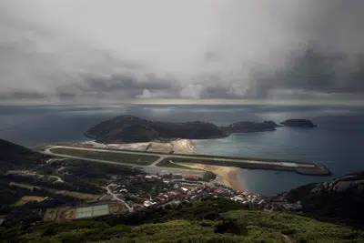 En esta imagen de archivo, vista desde la cima del Monte Bi, de 220 metros (670 pies), de la pista del aeropuerto, que se adentra en el mar, en Beigan, en el archipiélado de Matsu, en el norte de Taiwán, el 22 de agosto de 2012. (AP Foto/Wally Santana, archivo)