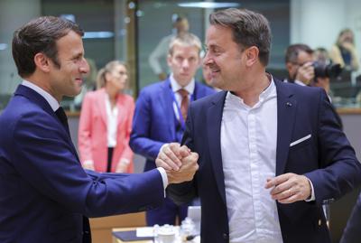 El presidente francés Emmanuel Macron (izq) saluda al primer ministro de Luxemburgo Xavier Bettel el 24 de junio del 2022 durante una cumbre de la Unión Europea en Bruselas. (AP Photo/Olivier Matthys)