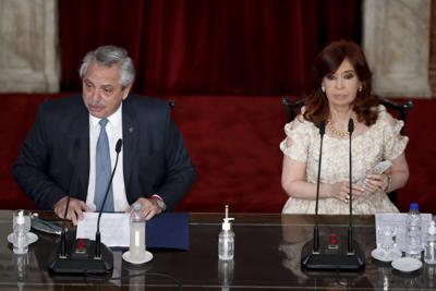 ARCHIVO - En esta foto de archivo del 1 de marzo de 2021 el presidente de Argentina, Alberto Fernández, a la izquierda, pronuncia su discurso anual de apertura de sesiones en el Congreso junto a la vicepresidenta Cristina Fernández de Kirchner en Buenos Aires, Argentina. Su partido fue derrotado en las primarias legislativas celebradas el domingo 12 de septiembre de 2021. (AP Foto/Natacha Pisarenko, Pool, Archivo)