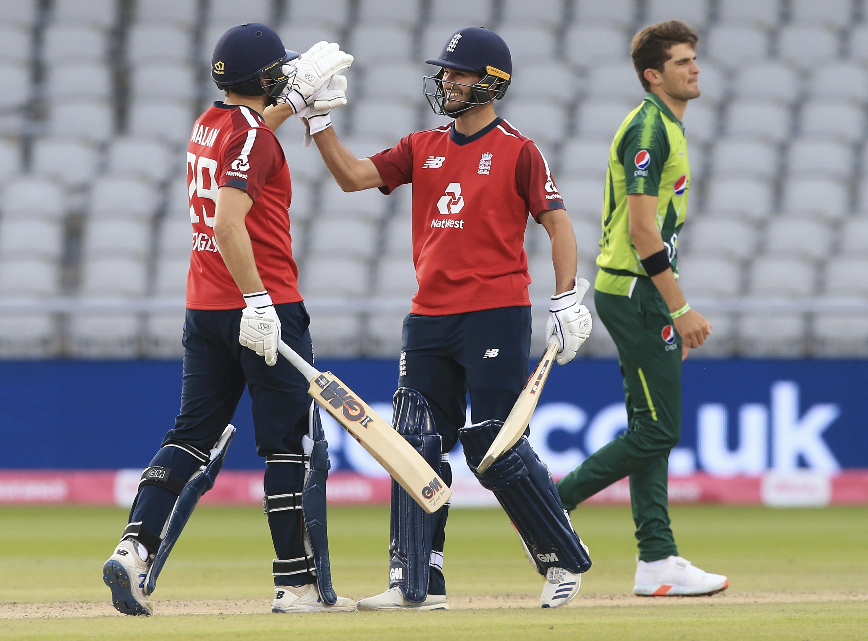 Morgan Leads England To 5 wicket Win Vs Pakistan In 2nd T20 AP News