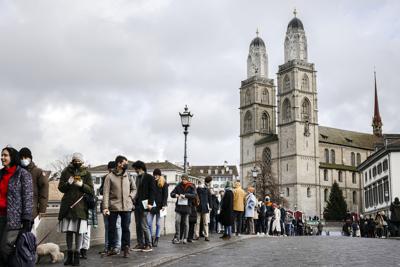 Un grupo de personas participan en un referéndum sobre el COVID en Zúrich, Suiza, el 28 de noviembre de 2021. (Michael Buholzer/Keystone via AP)