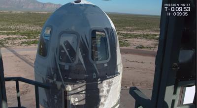 Cápsula espacial previo al lanzamiento del cohete New Shepard de Blue Origin en West Texas, el 26 de agosto de 2021. (Foto Blue Origin vía AP)