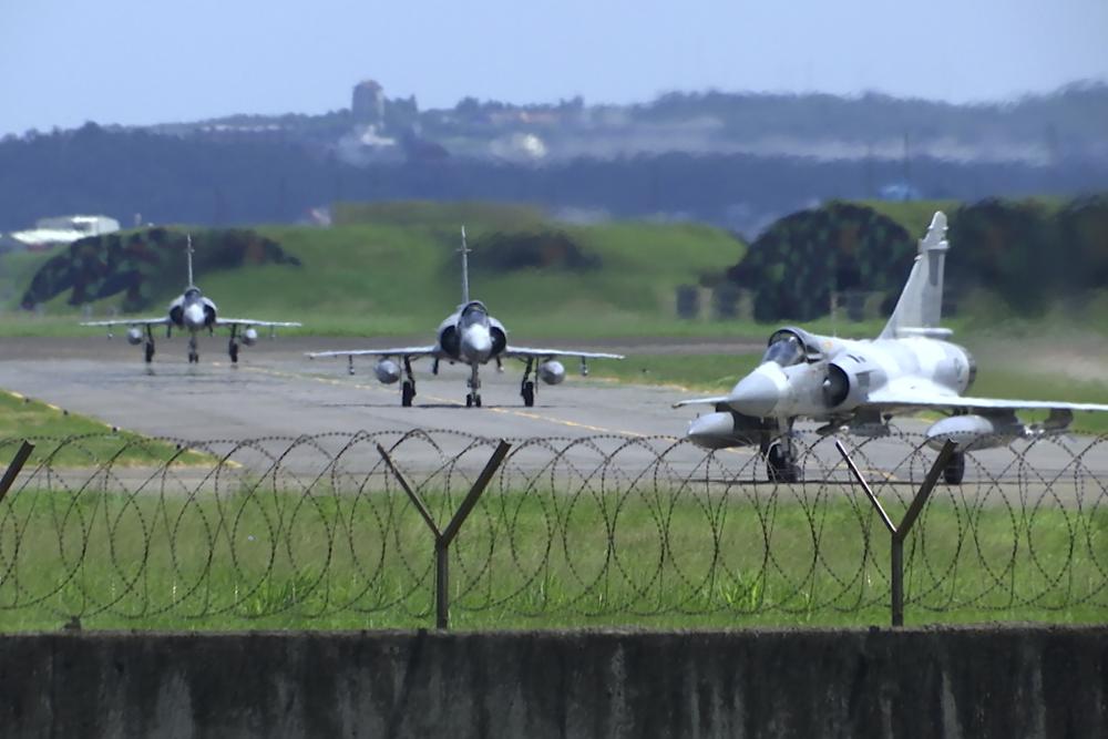 ARCHIVO - Aviones de combate Mirage de la Fuerza Aérea de Taiwán recorren una pista en una base aérea en Hsinchu, Taiwán, el viernes 5 de agosto de 2022. El jueves 11 de agosto de 2022, China renovó su amenaza de atacar Taiwán luego de casi una semana de juegos de guerra cerca de la isla.  Taiwán calificó las afirmaciones de Beijing de una democracia autónoma como "ilusiones" y lanzó sus propios ejercicios militares. (Foto AP/Johnson Lai, archivo)