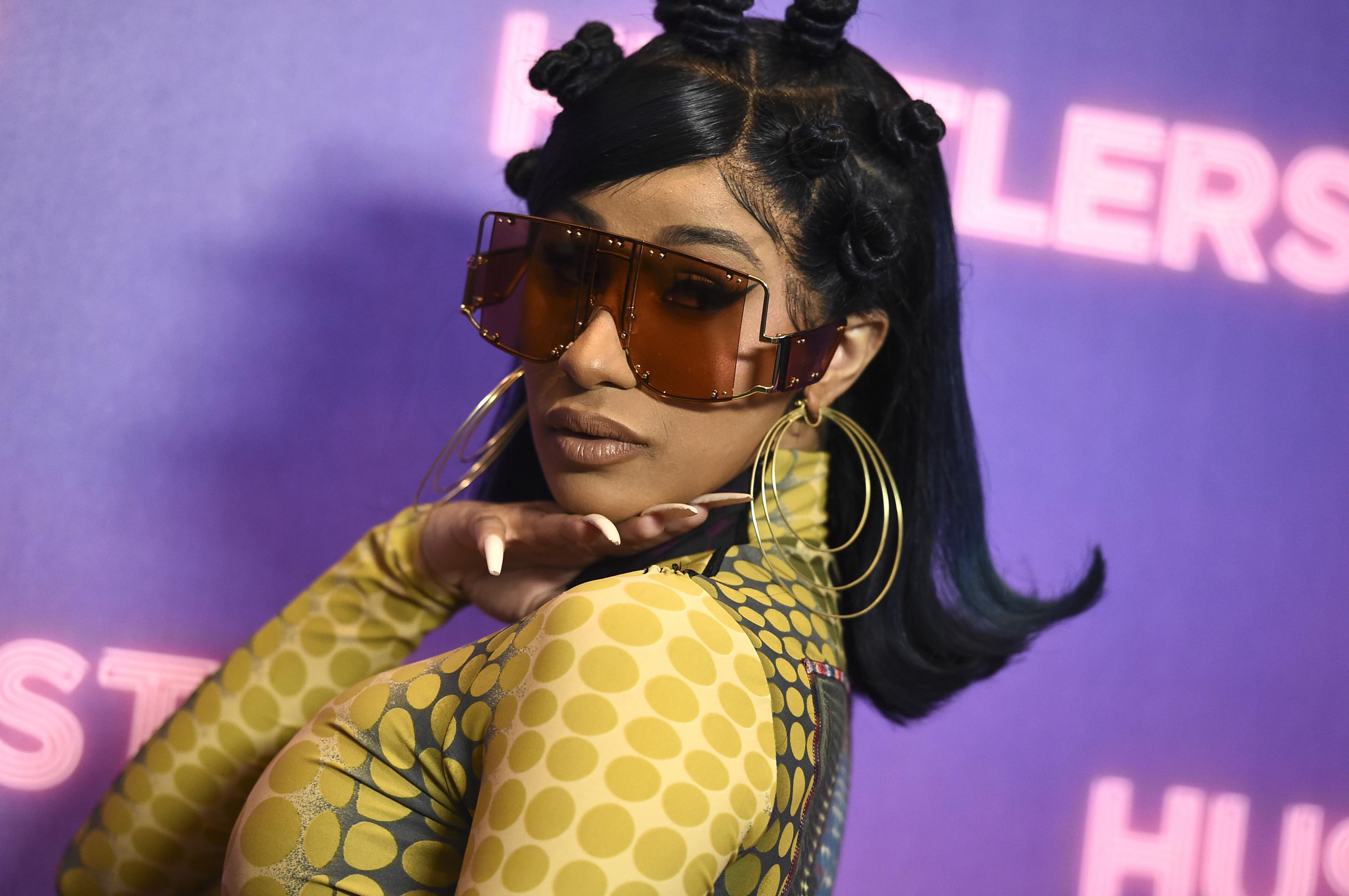 Cardi B conducirá los American Music Awards AP News