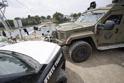 ARCHIVO - Vehículos del Departamento de Seguridad de Texas se ven a lo largo del Río Grande, el 21 de septiembre de 2021, en Del Río, Texas. (AP Foto/Julio Cortez, Archivo)