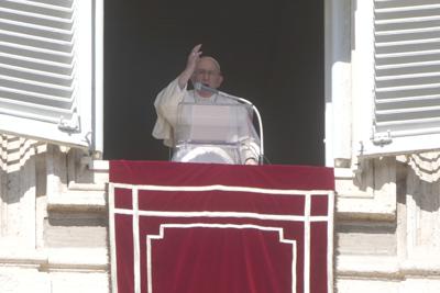 El papa Francisco bendice a los fieles desde la ventana de su estudio con vista a la Plaza de San Pedro con motivo de la oración del mediodía del Ángelus en el Vaticano, el domingo 16 de octubre de 2022. (Foto AP/Gregorio Borgia)