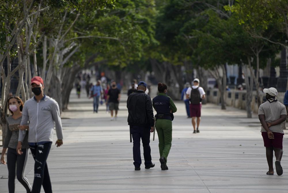 La policía patrulla el Paseo del Prado en La Habana, Cuba, el lunes 15 de noviembre de 2021. El gobierno prohibió una marcha de oposición prevista para la jornada. (Foto AP/Ramón Espinosa)