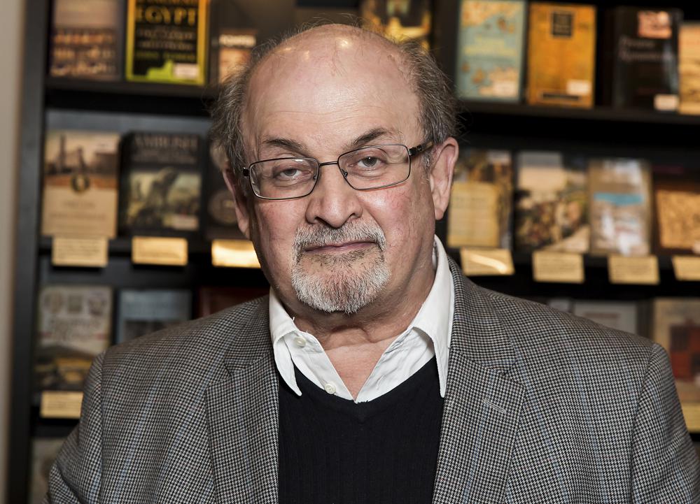 ARCHIVO - El autor Salman Rushdie posa durante una firma de su libro "Home" en Londres, el 6 de junio de 2017. (Foto por Grant Pollard/Invision/AP, archivo)