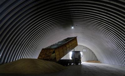 Fotografía de archivo de un camión descargando granos en un granero en la aldea de Zhurivka, Ucrania, el 9 de agosto de 2022. (AP Foto/Efrem Lukatsky, Archivo)
