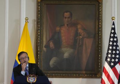 ARCHIVO-El presidente de Colombia, Gustavo Petro, escucha al secretario de Estado de Estados Unidos, Antony J. Blinken, durante una declaración conjunta en el Palacio Presidencial de Nariño en Bogotá, Colombia, el lunes 3 de octubre de 2022. La presidencia colombiana informó el lunes 31 de octubre del 2022 que Petro y su homólogo venezolano Nicolás Maduro preparan un primer encuentro en Caracas para el martes 1 de noviembre como muestra de su renovada relación diplomática. (Foto AP/Fernando Vergara, Archivo)