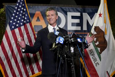 El gobernador de California, Gavin Newsom, habla con la prensa tras la derrota del intento republicano de revocar su mandato, en la sede del Partido Demócrata de California en Sacramento, California, 14 de setiembre de 2021. (AP Foto/Rich Pedroncelli)