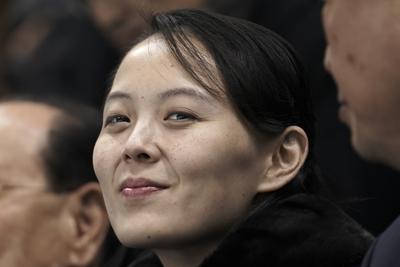 ARCHIVO - En esta imagen del 10 de febrero de 2018, Kim Yo Jong, hermana del líder norcoreano Kim Jong Un, espera a que comience un partido femenino de hockey entre Suiza y la selección combinada de las coreas, en los Juegos Olímpicos de Invierno de 2018 en Gangneung, Corea del Sur. La influyente hermana del líder de Corea del Norte rechazó el martes 22 de junio de 2021 las perspectivas de reanudar los contactos diplomáticos con Estados Unidos. (AP Foto/Felipe Dana, Archivo)