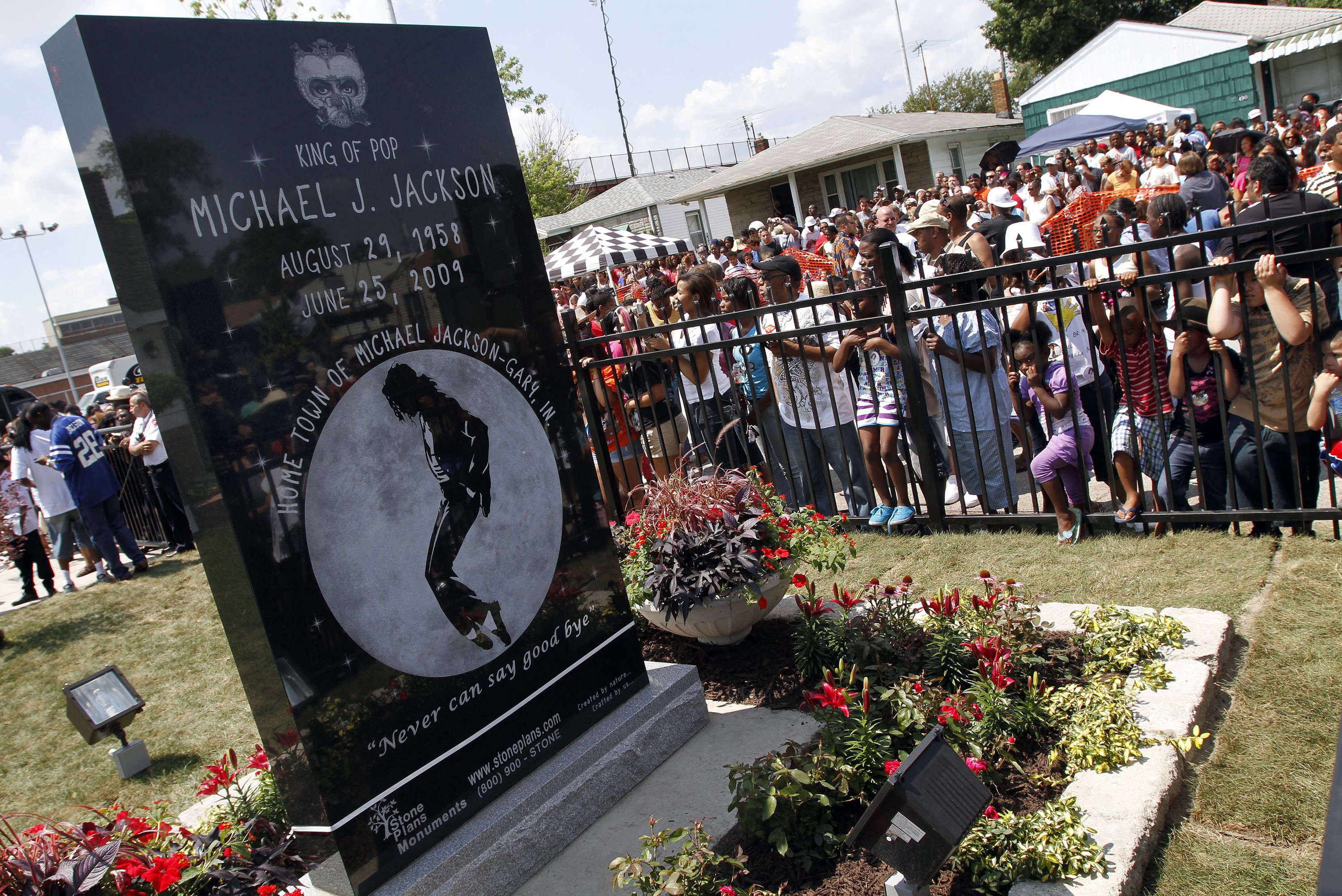 Michael Jackson's popularity endures, even after new scandal
