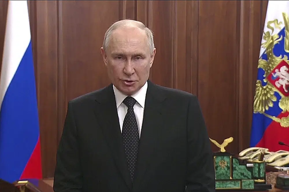 En esta imagen tomada de un video distribuidor por la oficina de prensa de la presidencia rusa, el presidente de Rusia, Vladímir Putin, se dirige a la nación en un discurso televisado, en Moscú, Rusia, el 24 de junio de 2023. (Oficina de prensa de la presidencia de Rusia vía AP)