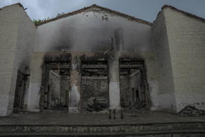 Artefactos rusos, en el piso de una sala de conciertos dañada por los ataques, en la localidad de Yahidne, en la región de Cherníhiv, en el norte de Ucrania, el 29 de junio de 2022. (AP Foto/Nariman El-Mofty)