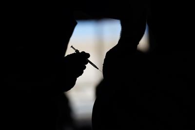 Una persona se vacuna contra el COVID-19 en una estación de vacunación en Las Vegas, el 17 de febrero de 2021. (AP Foto/John Locher, File)