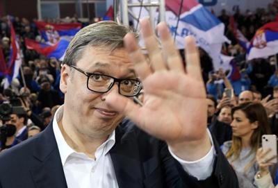 El actual presidente de Serbia, Aleksandar Vucic saluda a sus seguidores durante un mitin de campaña en Belgrado, Serbia, el jueves 31 de marzo de 2022. (AP Foto/Darko Vojinovic)