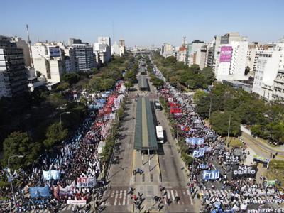 La gente participa en una protesta exigiendo más empleos y asistencia social, en Buenos Aires, Argentina, el miércoles 13 de abril de 2022. Un gran número de personas que viven de los subsidios estatales exigen salarios más altos en medio de un contexto de inflación imparable. (AP Foto/Natacha Pisarenko)