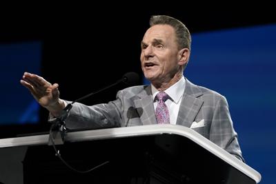 En esta imagen de archivo, tomada el 15 de junio de 2021, Ronnie Floyd, presidente y CEO del Comité Ejecutivo de la Convención Bautista del Sur, ofrece un discurso durante la reunión anual de la institución, en Nashville, Tennessee. (AP Foto/Mark Humphrey, archivo)