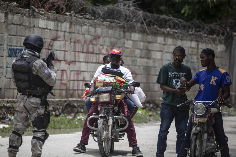 Un policía vigila una calle durante un operativo antipandillas el jueves 28 de abril de 2022, en Croix-des-Missions, al norte de Puerto Príncipe, Haití. (AP Foto/Odelyn Joseph)