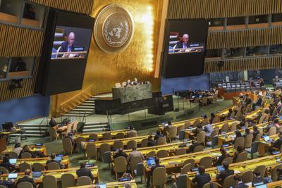 Una pantalla muestra al embajador de Rusia ante las Naciones Unidas, Vasily Nebenzya, ante la Asamblea General de la ONU, el miércoles 12 de octubre de 2022, en la sede de la organización. (AP Foto/Bebeto Matthews)