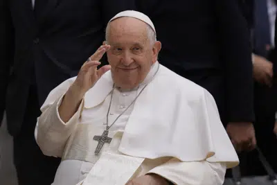 El papa Francisco llega a un encuentro con refugiados y personas pobres en la iglesia de Santa Isabel de Hungría, en Budapest, Hungría, el 29 de abril de 2023. (AP Foto/Darko Vojinovic)