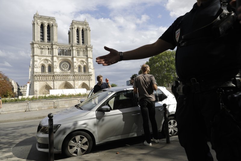 Stones Fell From Notre Dame S Ceiling After July Heat Wave