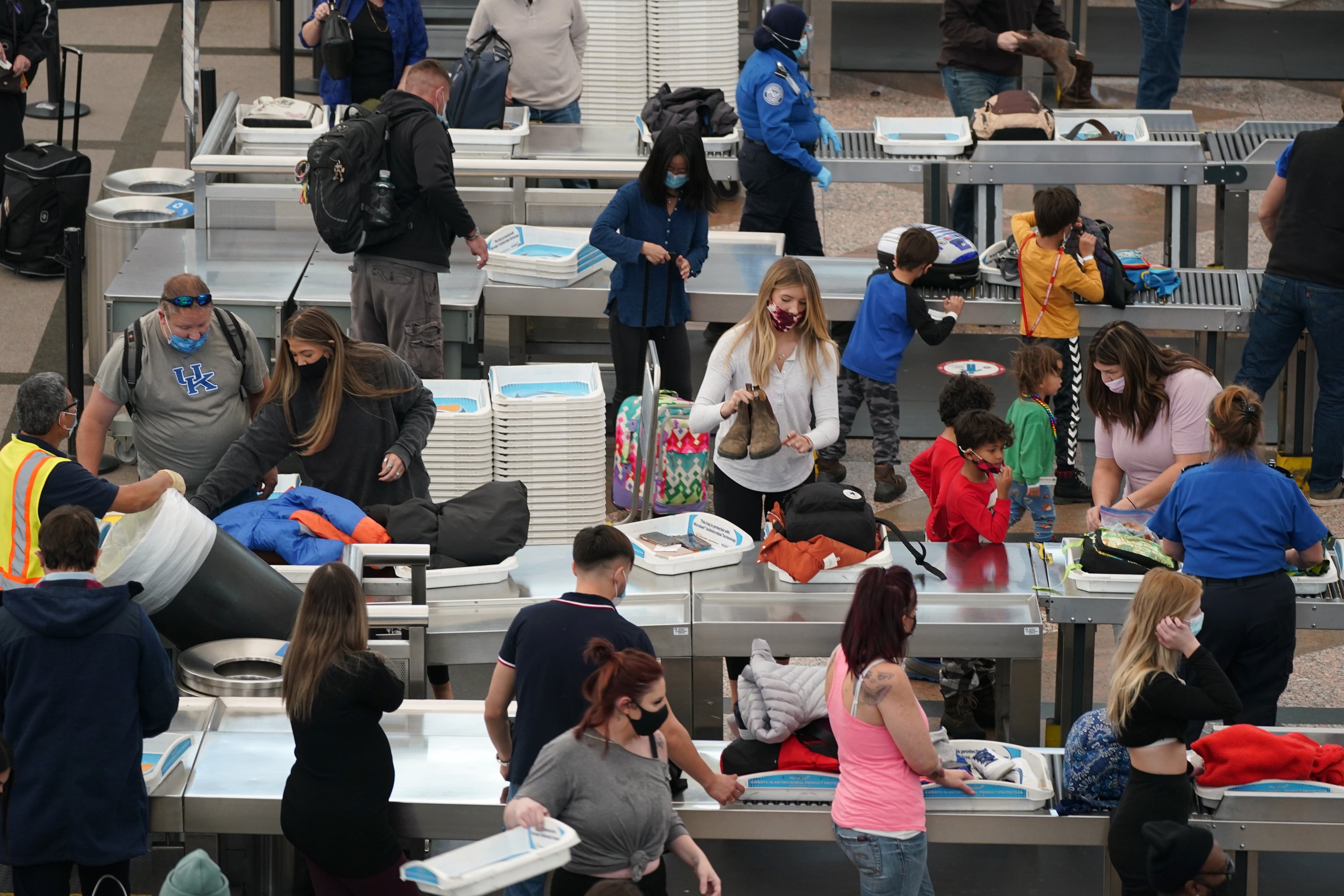'Mom's Worth It': Americans Opt for Holiday Travel as COVID-19 Cases Surge