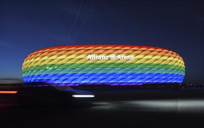 El estadio de Múnich iluminado con los colores del arcoíris por el Día de la Calle Christopher, el sábado 9 de julio de 2016. (Tobias Hase/dpa vía AP)