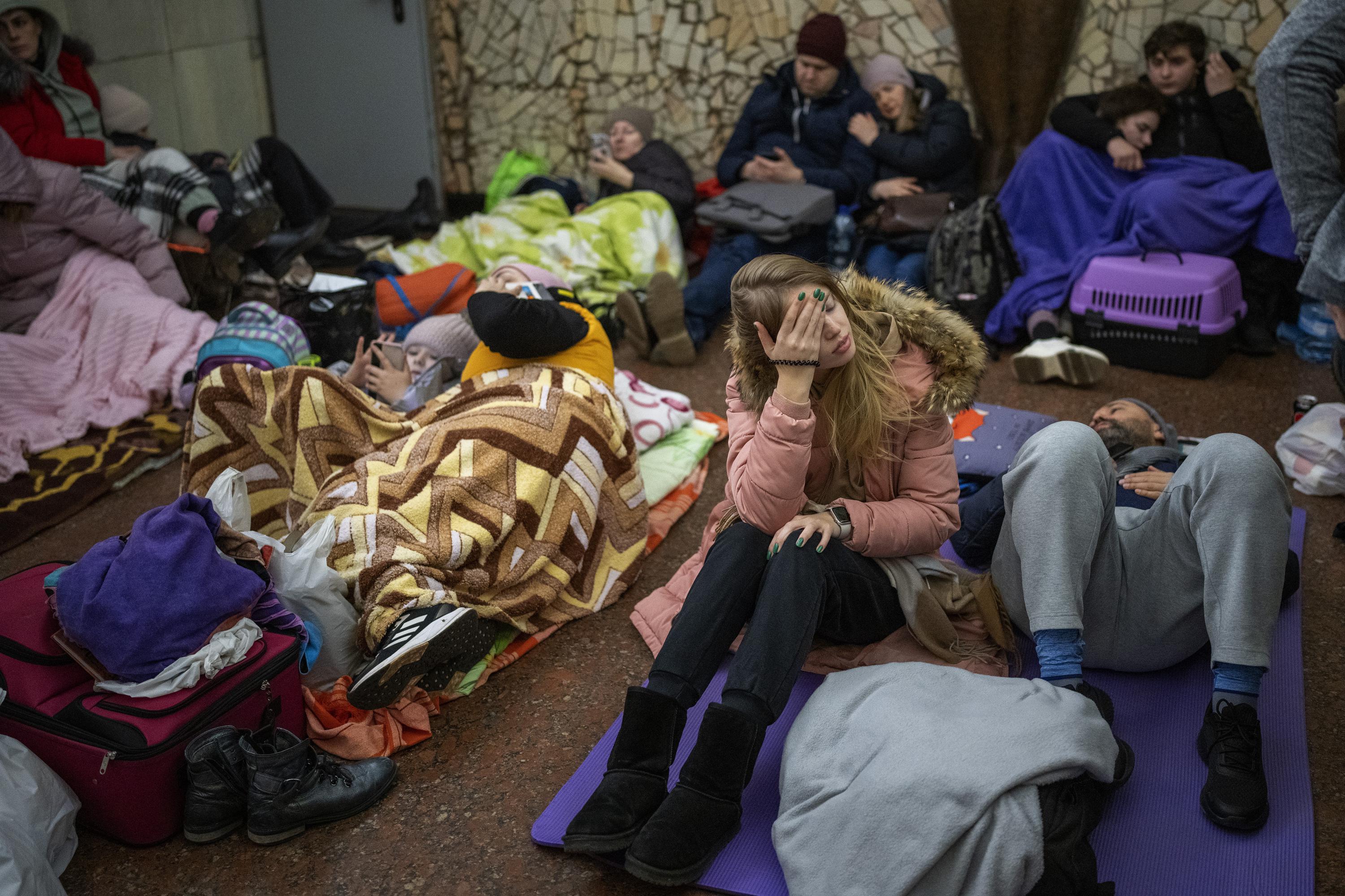 Rusija įsiveržia į Ukrainą daugeliu frontų vykdydama „žiaurų karo veiksmą“