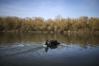 Migrantes usan un bote inflable en un intento por ingresar a Grecia desde Turquía al cruzar el río Maritsa (Evros en griego), el domingo 1 de marzo de 2020, cerca del puesto fronterizo de Pazarkule en Edirne, Turquía. (AP Foto/Emrah Gurel)