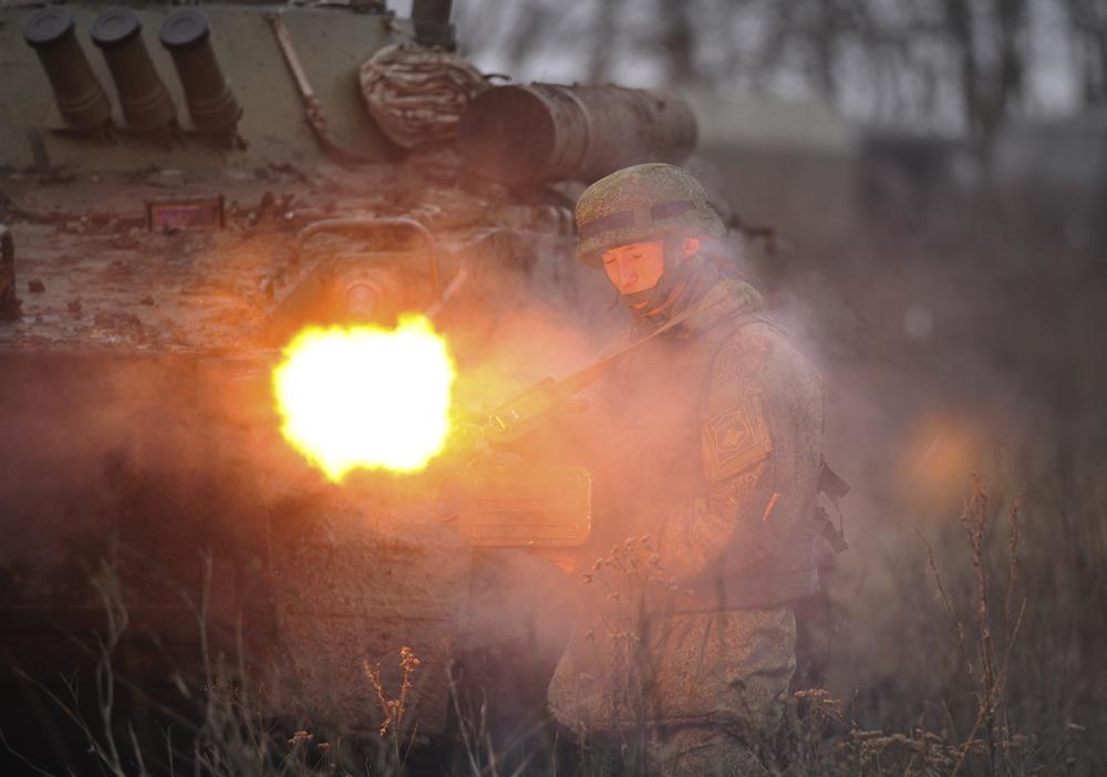 ARCHIVO - Un soldado del ejército ruso participa en simulacros en el campo de tiro de Kadamovskiy en la región de Rostov, en el sur de Rusia, el viernes 10 de diciembre de 2021. Con decenas de miles de tropas rusas posicionadas cerca de Ucrania, el Kremlin ha mantenido a EE. aliados adivinando sus próximos movimientos en la peor crisis de seguridad entre Rusia y Occidente desde la Guerra Fría.  (Foto AP, Archivo)
