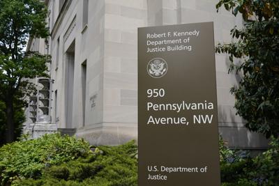 Fotografía de archivo del 4 de mayo de 2021 del letrero del edificio Robert F. Kennedy del Departamento de Justicia de Estados Unidos, en Washington. Hackers rusos detrás de la campaña masiva de ciberespionaje SolarWinds se infiltraron en las cuentas de correo electrónico de algunas de las oficinas de los fiscales federales más prominentes de todo el país el año pasado, informó el Departamento de Justicia de Estados Unidos el viernes 30 de julio de 2021. (AP Foto/Patrick Semansky, Archivo)