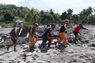 Rescatistas cargan un cuerpo el domingo 30 de octubre de 2022, en la localidad de Datu Odin Sinsuat, en la provincia de Maguindánao, Filipinas.  (AP Foto)