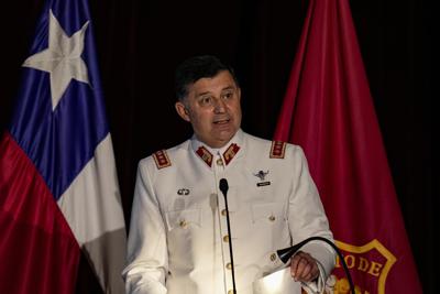 El Jefe del ejército de Chile, el general Ricardo Martínez, presenta el presupuesto anual del ejército en Santiago de Chile el miércoles 2 de marzo de 2022. Martínez también anunció que el día anterior había presentado su renuncia al presidente mientras se preparaba para responder al interrogatorio de una investigación sobre presunto fraude y corrupción dentro del ejército. (AP Foto/Esteban Félix)