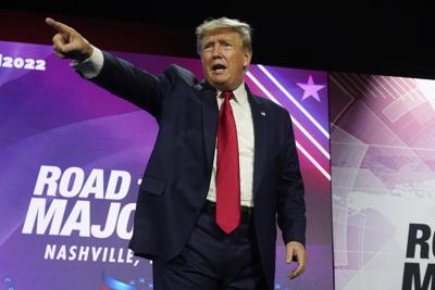 El expresidente Donald Trump señala a la multitud al salir del escenario después de hablar en el evento "Camino a la Mayoría" de la Coalición Fe y Libertad, el viernes 17 de junio de 2022, en Nashville, Tennessee. (AP Foto/Mark Humphrey).