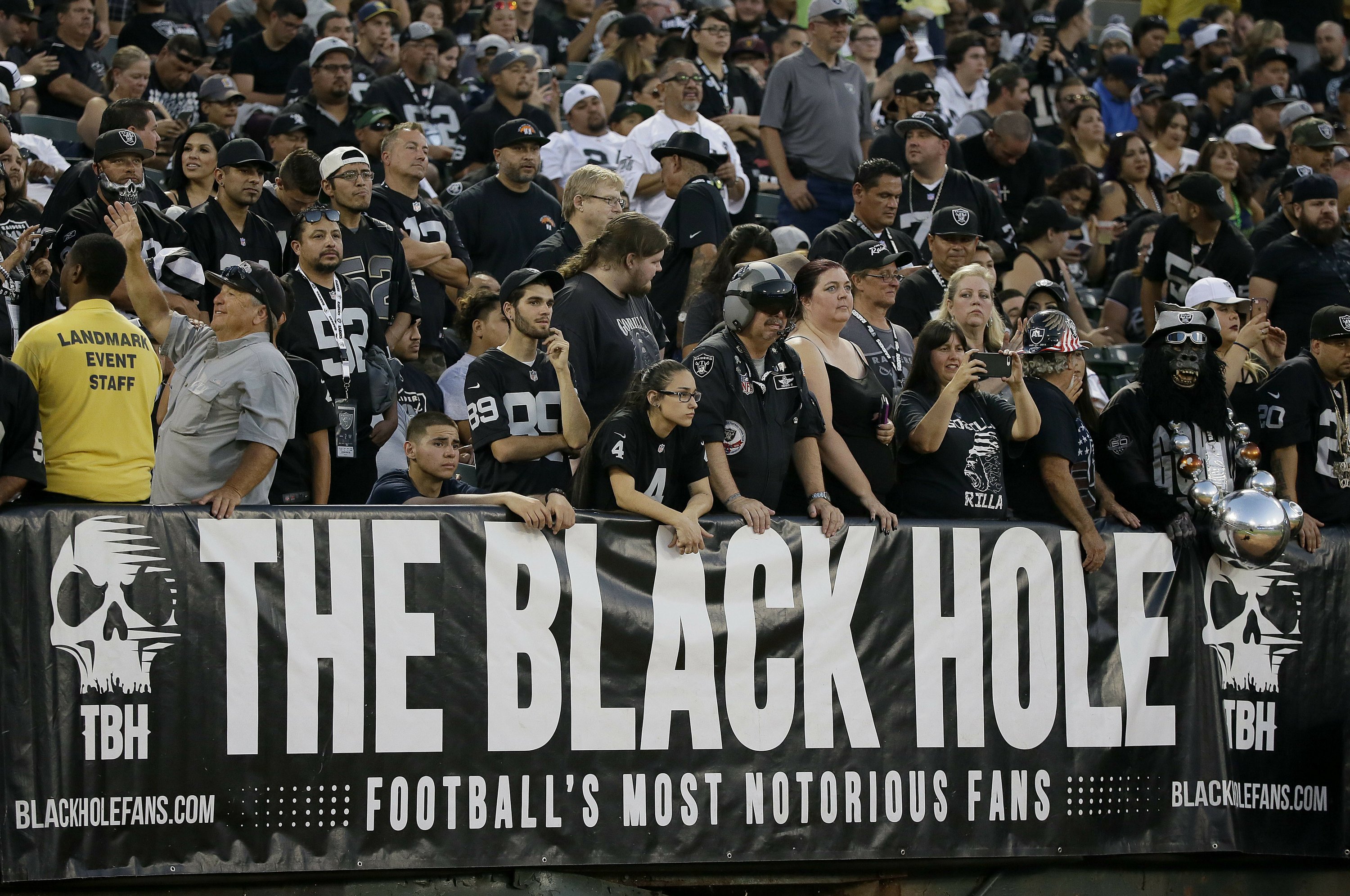 Nfl At 100 Raiders Slow Exit From Oakland Painful For Fans