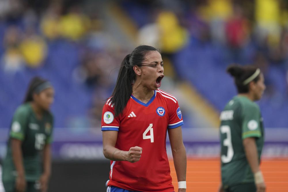 La jugadora de Chile Francisca Lara, a la izquierda, celebra tras anotar un gol contra Bolivia durante un partido de la Copa América femenina en Cali, Colombia, el domingo 17 de julio de 2022. (AP Foto/Dolores Ochoa)