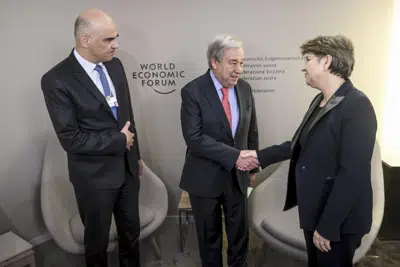 El presidente de Suiza, Alain Berset (izquierda), posa con el secretario general de Naciones Unidas, António Guterres (centro), y Viola Amherd, ministra de Defensa de Suiza, durante una cumbre bilateral en el marco de la 53ra edición del Foro Económico Mundial en Davos, Suiza, el 18 de enero de 2023. (Laurent Gillieron/Keystone via AP)