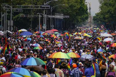 Participantes del desfile anual por el orgullo gay, en Ciudad de México, el sábado 25 de junio de 2022. (AP Foto/Eduardo Verdugo)
