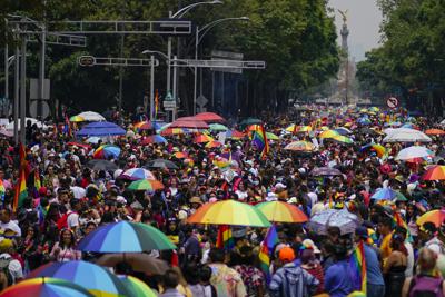 Participantes del desfile anual por el orgullo gay, en Ciudad de México, el sábado 25 de junio de 2022. (AP Foto/Eduardo Verdugo)