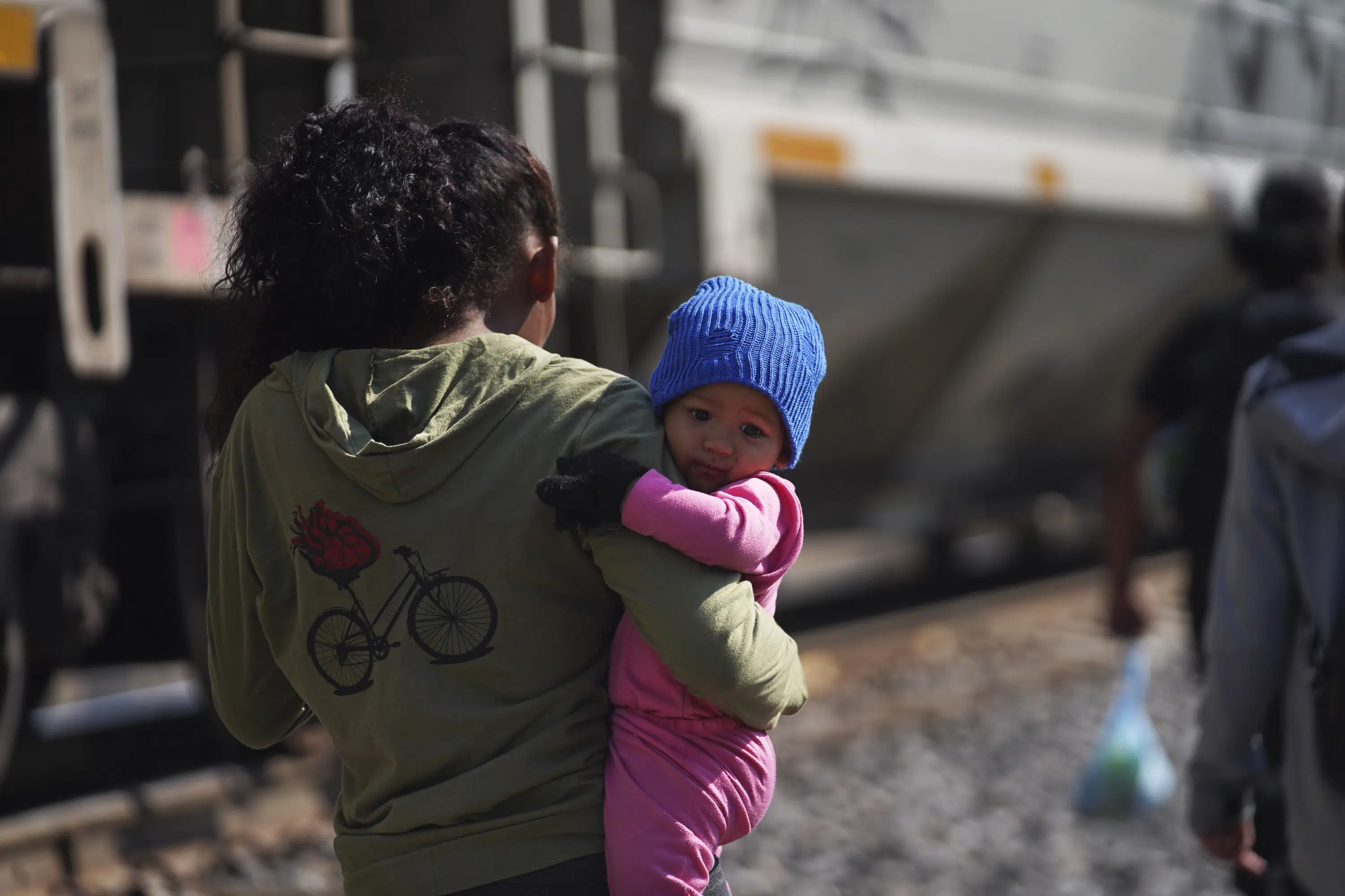 ‘Todo lo que queremos es estar seguros’: los migrantes avanzan hacia el norte después de que termina el Título 42