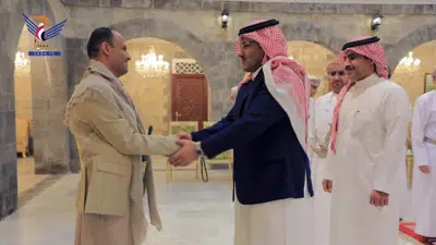 En esta fotografía difundida el 9 de abril de 2023 por Ansar Allah _brazo de medios de comunicación del grupo hutí_, Mahdi al Mashat, izquierda, jefe del consejo político supremo de los hutíes, estrecha la mano del embajador saudí en Yemen, Mohamed bin Said Al Jaber, en Saná, Yemen. (Ansar Allah Media Office)