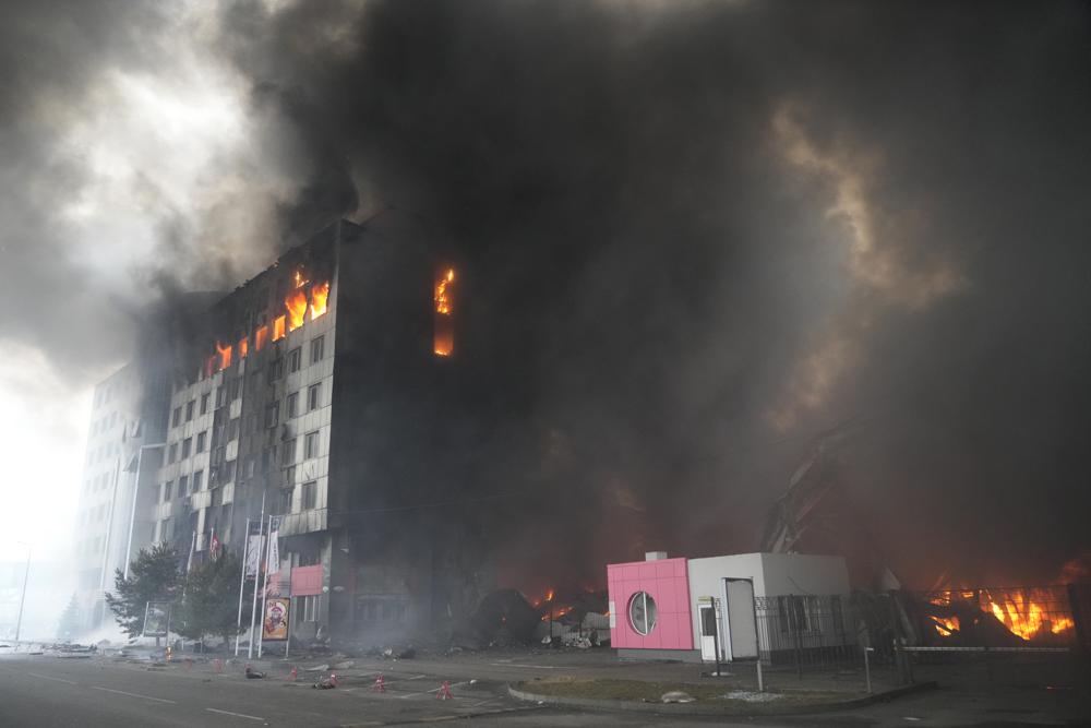 Un edificio arde en llamas después de un bombardeo ruso en Kiev, Ucrania, el jueves 3 de marzo de 2022. (AP Foto/Efrem Lukatsky)