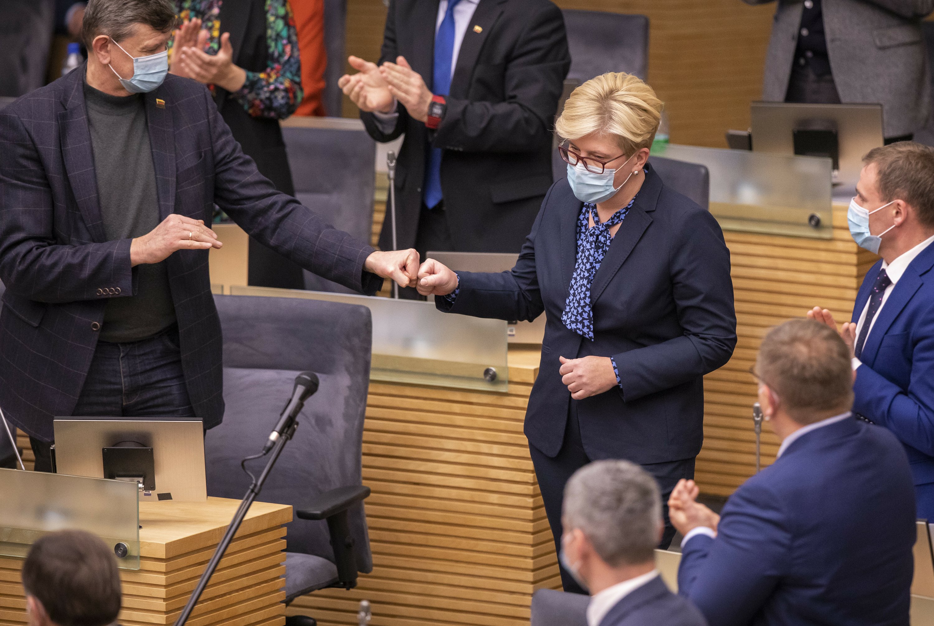 Lietuvos parlamentas patvirtina naująjį ministrą pirmininką, tada dėl viruso išsijungia