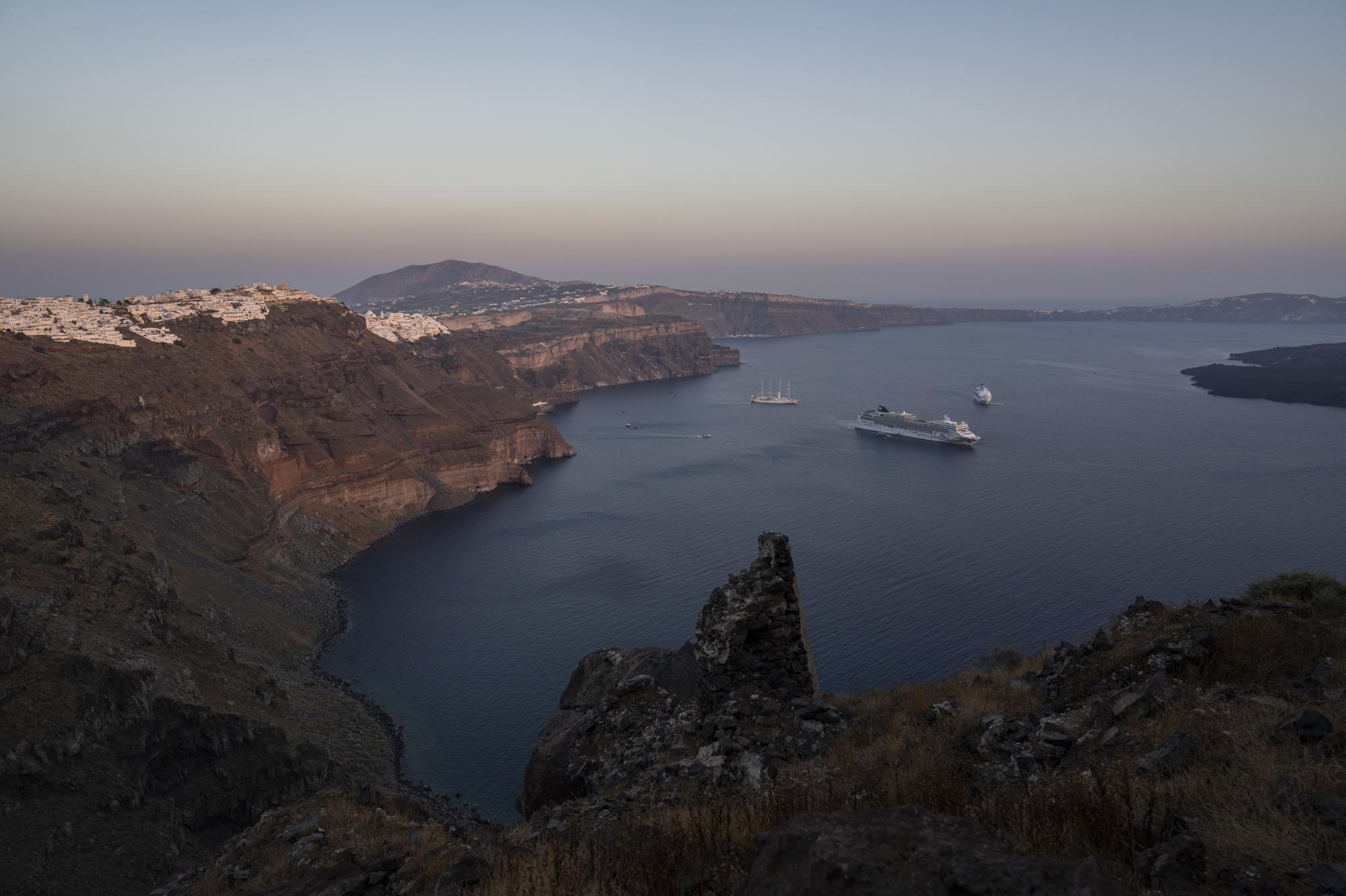 Las ruinas de un asentamiento, incluido un antiguo monasterio católico, yacen en el promontorio rocoso de Skaros en la isla griega de Santorini el miércoles 15 de junio de 2022. El Monasterio de Santa Catalina fue fundado en Skaros en 1596, pero después de un terremoto fue trasladado al cercano pueblo de Thira, donde hasta el día de hoy sigue siendo el hogar de más de una docena de monjas que se dedican a la oración.  (Foto AP/Petros Giannakouris)