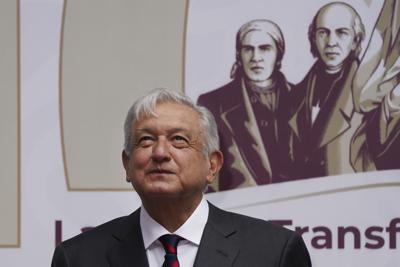 El presidente Andrés Manuel López Obrador hace un gesto durante una presentación el 12 de abril del 2022, en la Ciudad de México. (AP Foto/Marco Ugarte, archivo)