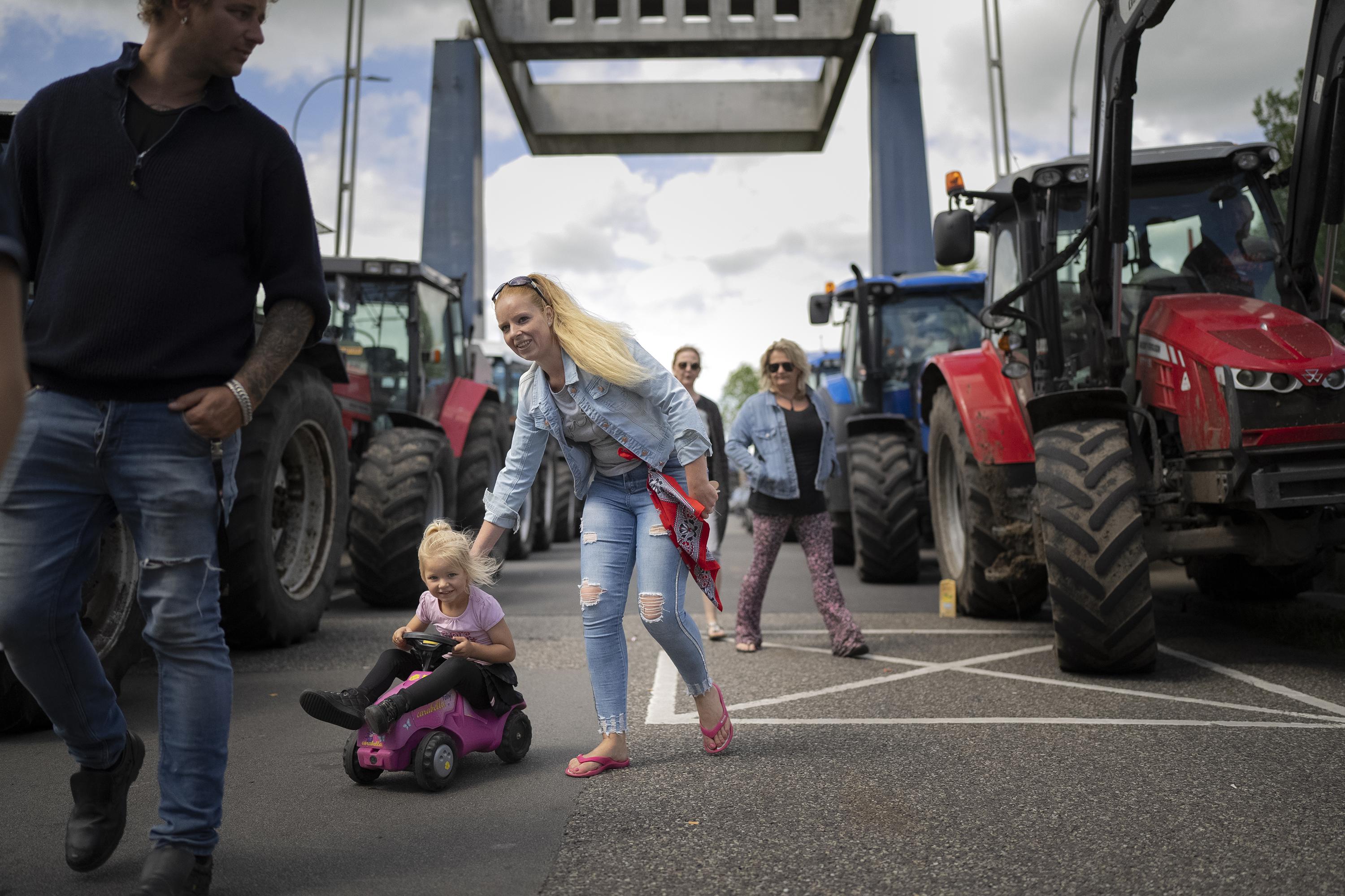 Nederlandse boeren die zich verzetten tegen bezuinigingen op vervuiling zijn boos