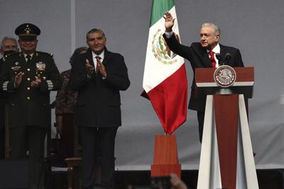 El presidente mexicano Andrés Manuel López Obrador saluda a una multitud durante un acto para conmemorar el tercer aniversario de su gobierno, el 1 de diciembre de 2021, en la Ciudad de México. (AP Foto/Marco Ugarte, Archivo)