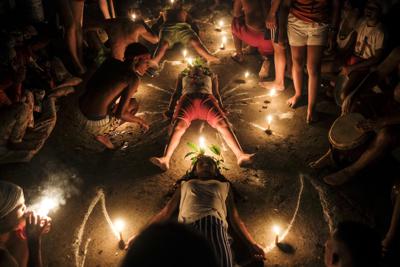 Seguidores del culto de María Lionza practican un ritual en el Montaña de Sorte, en el estado de Yaracuy, Venezuela, el 12 de octubre de 2021, una año después de que la peregrinación anual fuese cancelada por las restricciones contra el COVID-19. Además de la santería, en Venezuela hay otras religiones paganas, como la secta en torno a la diosa indígena María Lionza, una mujer indígena que según la tradición nació en la Montaña de Sorte y cuyo culto ha llegado a Colombia, Panamá, Puerto Rico, República Dominicana y Centroamérica. (AP Foto/Matías Delacroix)